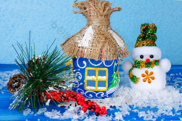 圣诞节装饰：房子和雪人。