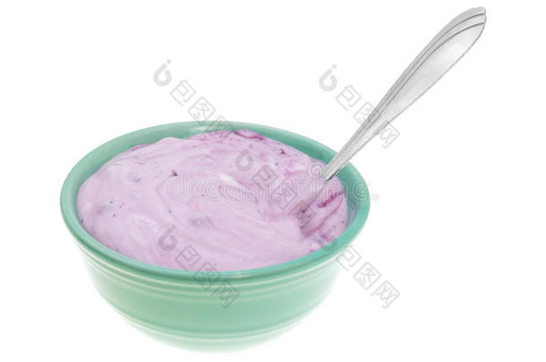 一碗带勺子的蓝莓美食酸奶