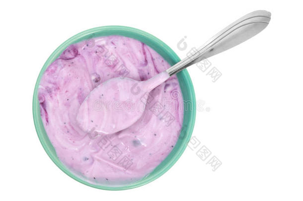 一碗带勺子的蓝莓美食酸奶