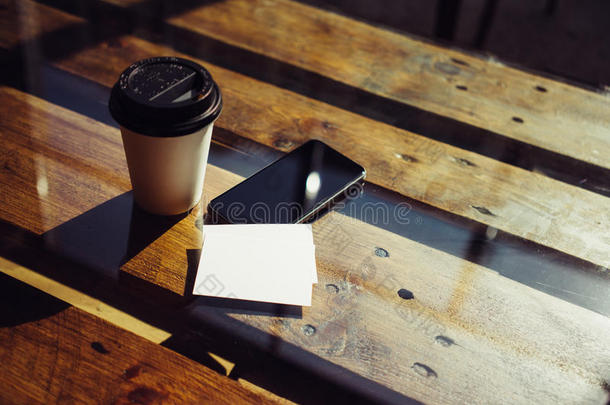空白白色<strong>名片</strong>模型。智能手机高纹理木桌带走咖啡杯咖啡。准备工作<strong>现代</strong>阁楼