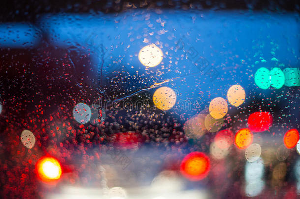 雨夜的汽车挡风玻璃