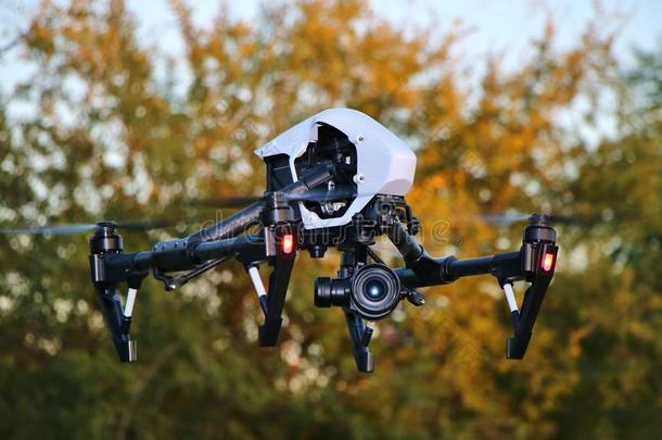 无人机在飞行-专业高科技相机无人机/无人机
