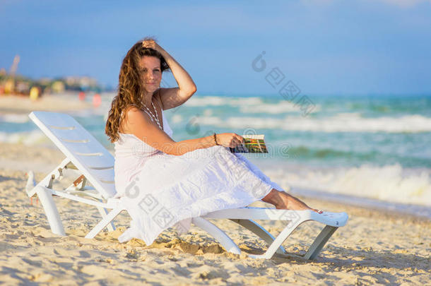后面海滩蓝色书椅子