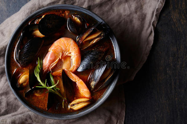 鱼<strong>汤汤汁</strong>。 番茄酱中的贻贝和虾。 马赛的传统菜肴。 乡村风格。