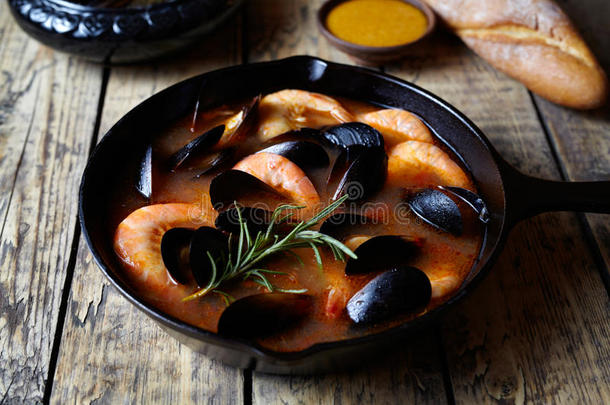 鱼汤汤汁。 番茄酱中的贻贝和虾。 马赛的传统菜肴。 乡村风格。
