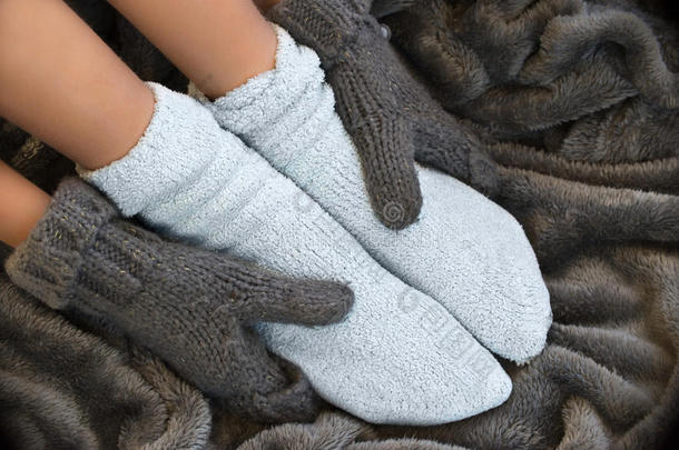 脚穿着舒适温暖的羊毛袜子