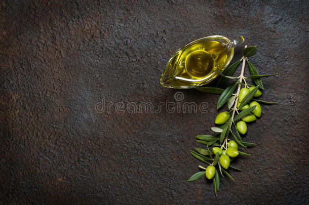 橄榄枝和橄榄油，上图。