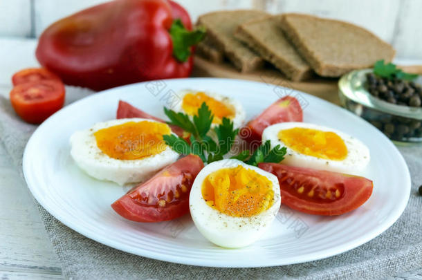 煮鸡蛋和新鲜番茄，黑色面包-<strong>清淡</strong>饮食早餐。