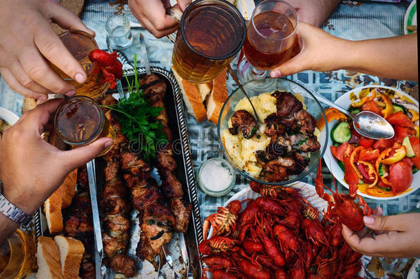 啤酒、肉串和小龙虾的盛宴。 在户外用餐的人群的最高视野