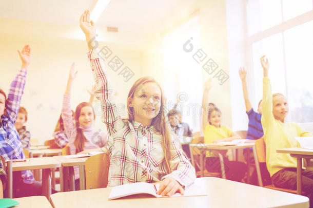 一群<strong>学生在教室里</strong>举手