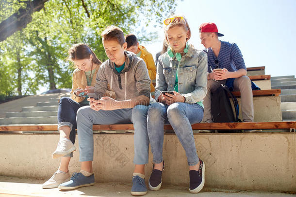 一群青少年朋友在户外玩智能手机