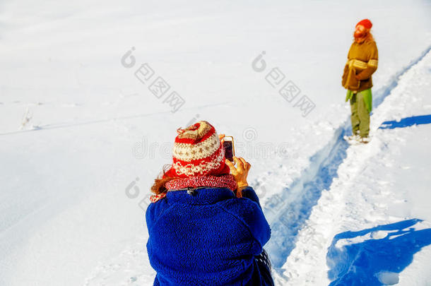 一个男人在美丽的山上<strong>雪景</strong>中的<strong>女孩</strong>照片。