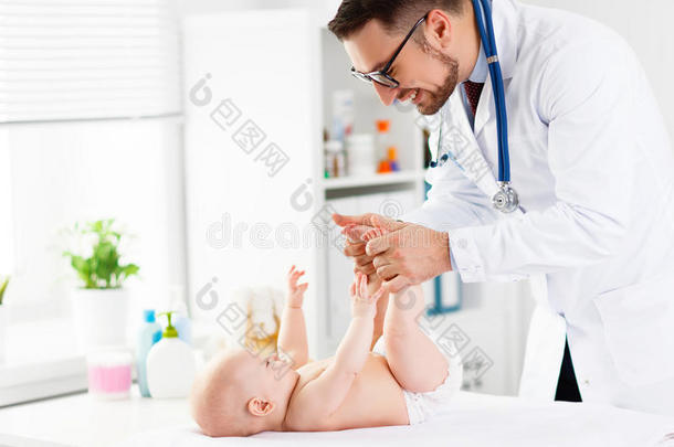 儿科医生按摩治疗师与婴儿