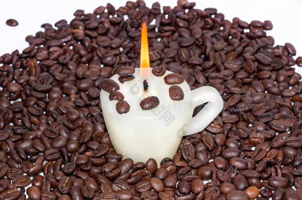 烤咖啡豆中带有温暖火焰的杯子蜡烛