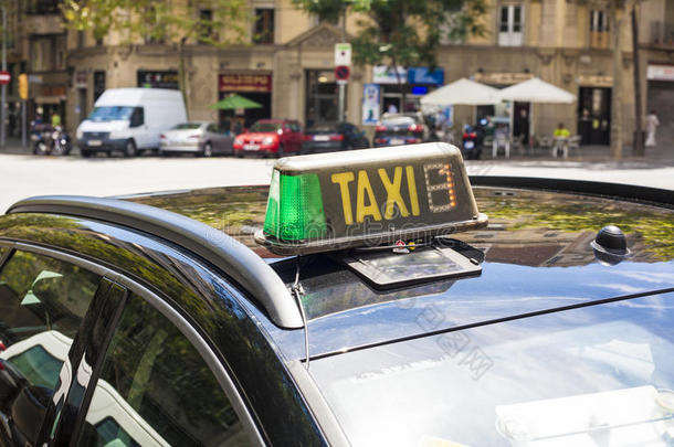 免费出租车经过巴塞罗那市的街道