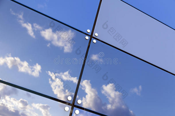 蓝天和云彩反射在<strong>现代</strong>建筑的玻璃<strong>窗格</strong>中