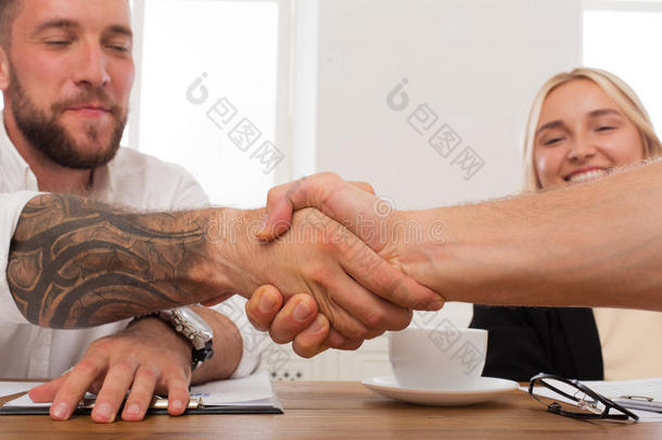 办公会议上的商务握手、合同订立和成功协议