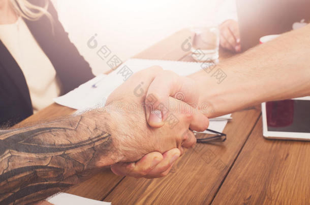<strong>办公会议</strong>上的商务握手、合同订立和成功协议