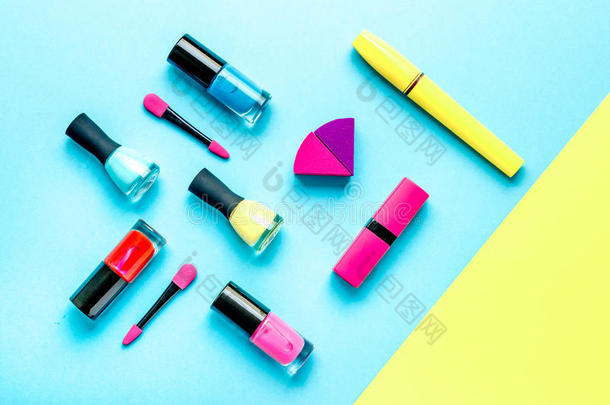 概念化妆品设置在蓝色和黄色背景顶部视图