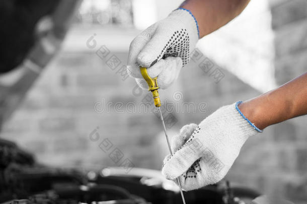 汽车修理工检查汽车发动机的油位