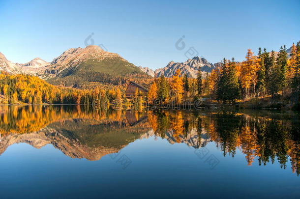 秋天蓝色湖山高峰