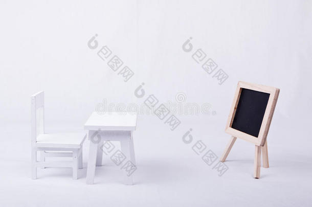 单独地背景黑板书椅子