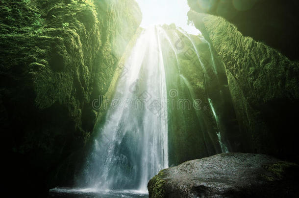 洞穴内的Gljufrabui瀑布