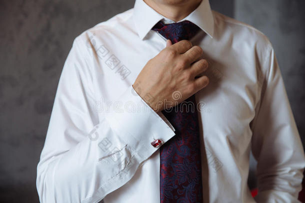 商人修领带。 优雅的绅士克洛泽