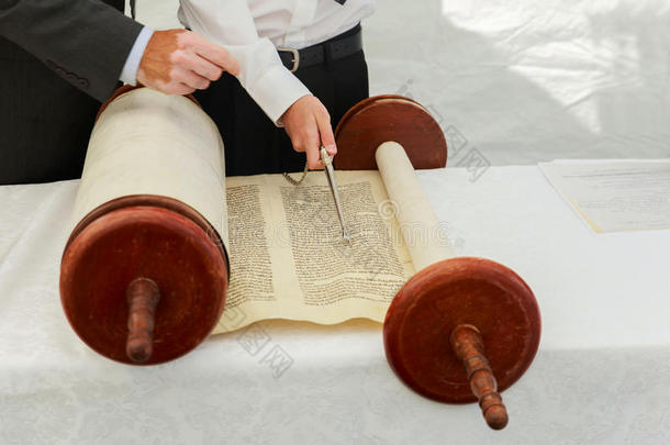 男孩在2016年9月5日的成人礼上阅读犹太律法