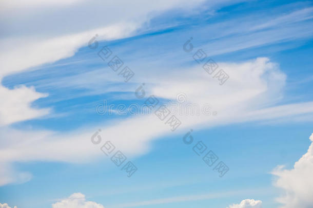 晴朗的蓝天，多云作为背景壁纸，柔和的天空壁纸