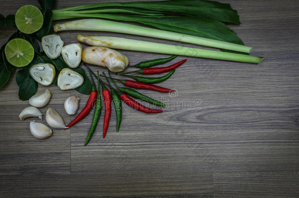 木制背景上的新鲜草药和香料，泰国辛辣食物的成分，汤姆尤姆的成分