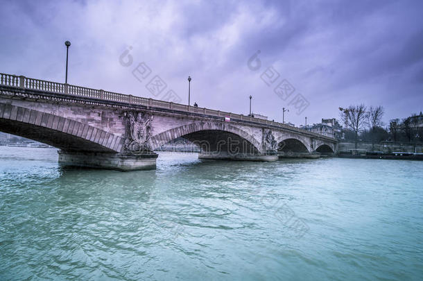 在巴黎塞纳河上的奥斯特里茨桥
