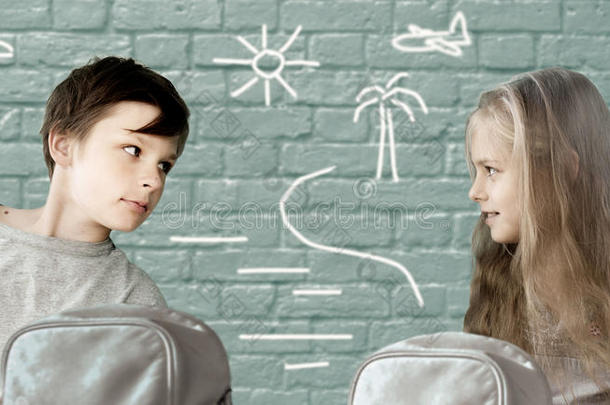 孩子的画。 假期。 男孩和女孩坐在砖墙背景上，有图案