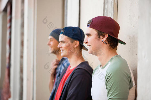 伙计们在街上玩滑板