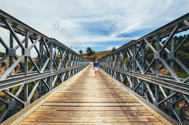 著名的桁架桥在阿拉登纳峡谷上