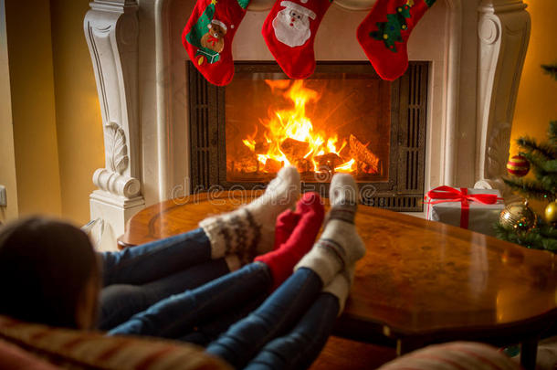 家庭特写舒适的针织袜子温暖在壁炉12月