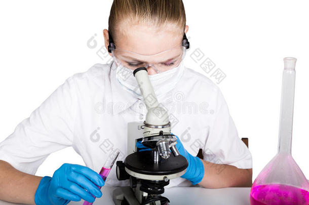 专心的女学生在<strong>小</strong>学科学</strong>课上进行化学<strong>实验</strong>。 通过a研究细菌