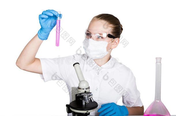专心的女学生在<strong>小</strong>学科学</strong>课上进行化学<strong>实验</strong>。 通过a研究细菌