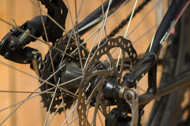 特写详细看自行车车轮换挡机械在维修过程中