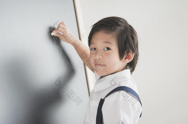 孩子在黑板上写字