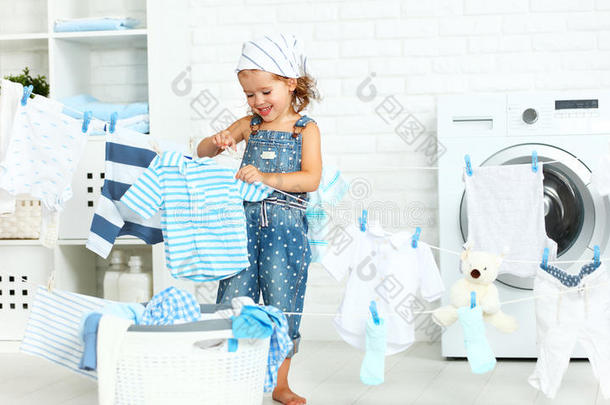 <strong>童趣</strong>快乐的小女孩洗衣服，在洗衣店笑