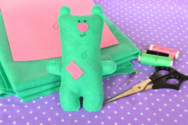 可爱的绿色感觉泰迪熊。 手工儿童玩具。 剪刀，线，针。 缝纫包