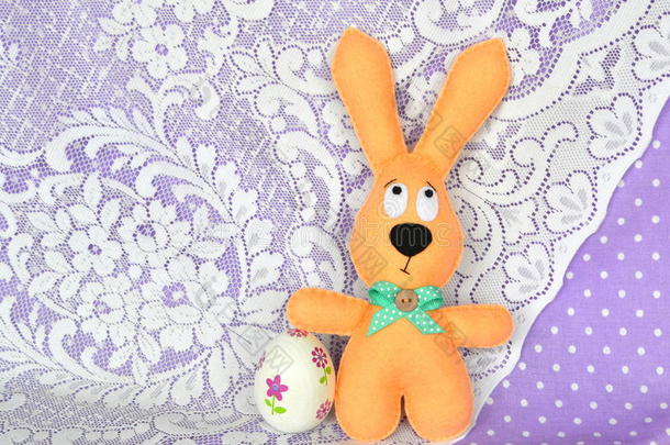 手工毛毡米色兔子和装饰蛋。 复活节符号。 简单的复活节工艺品