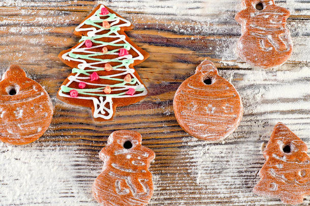 圣诞甜姜饼饼干在木板上