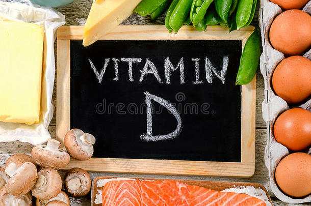 <strong>富含维生素</strong>D的食物健康饮食概念。