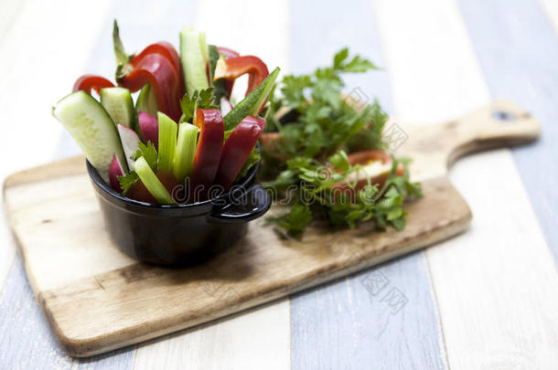 木制盘子上的新鲜蔬菜。 红辣椒，番茄，黄瓜，萝卜，欧芹，迪尔健康饮食。