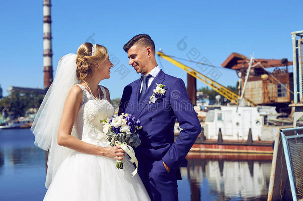 新娘和新郎在港口拍摄婚纱照