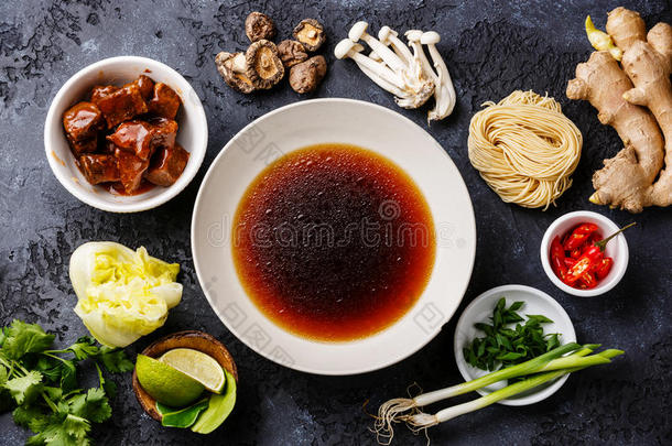 亚洲的牛肉碗肉汤辣椒
