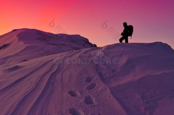 一个人在山上日落的冬天。 独一无二的。 阳光