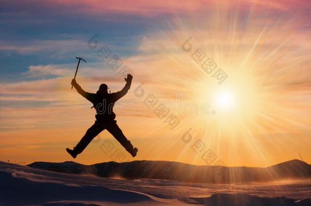 一个人在山上日落的冬天。 独一无二的。 阳光